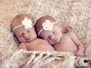 DỊCH VỤ XÉT NGHIỆM ADN CHO TRẺ SINH ĐÔI 19 sinh doi cung trung 640 1